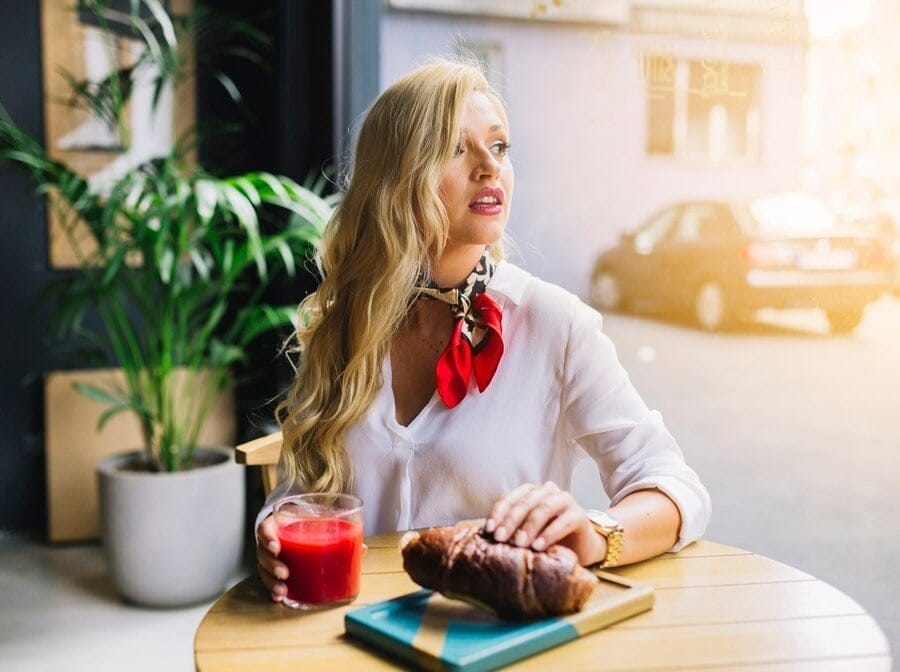 IN EINEM RESTAURANT 1 MIN